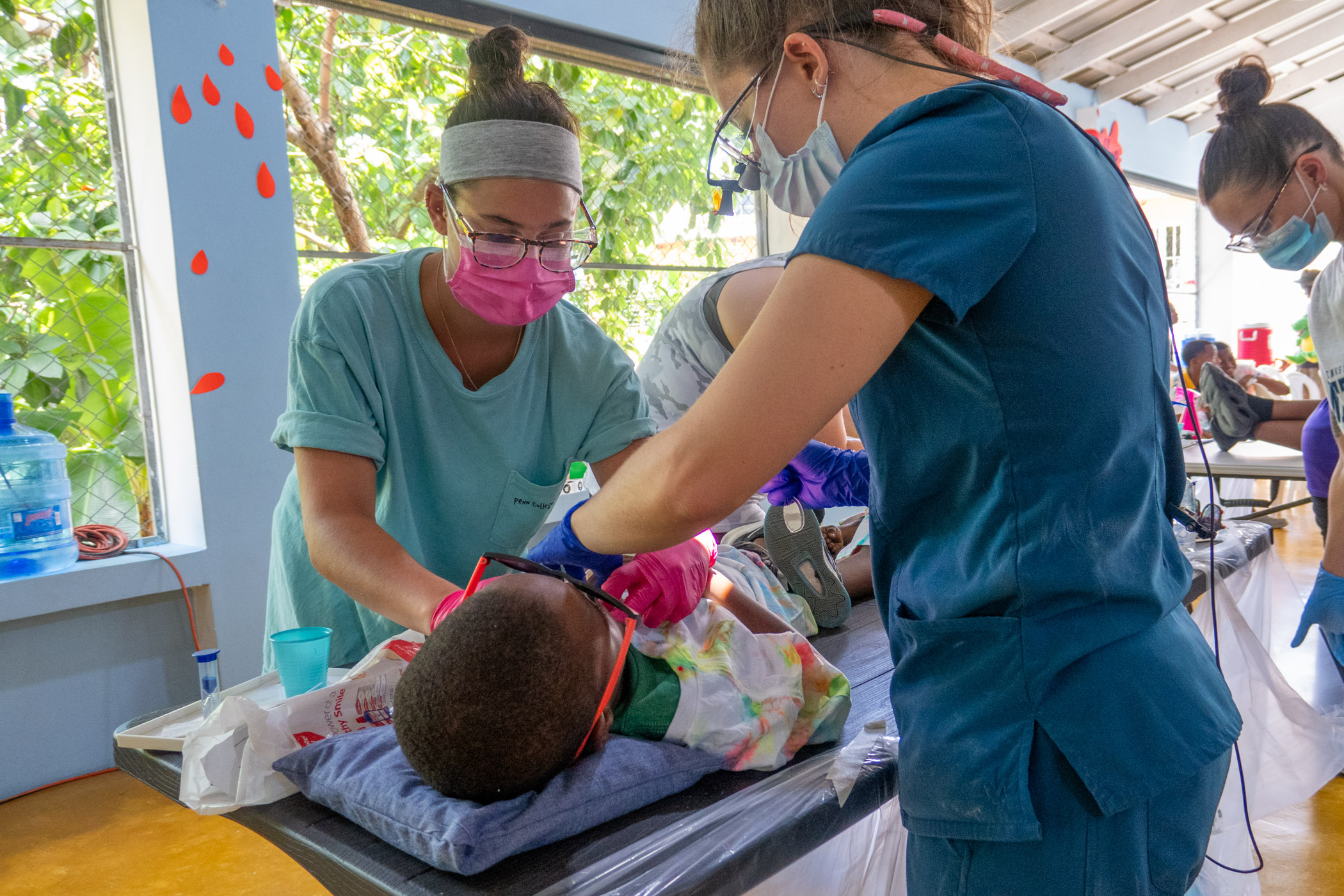 Students provide oral care to children in Dominican Republic