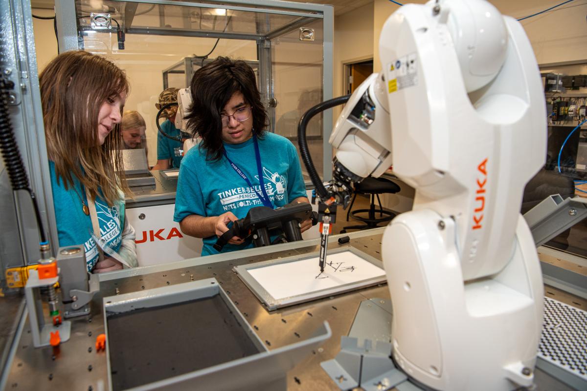 KUKA robots in an electronics lab create opportunities for creativity and collaboration.