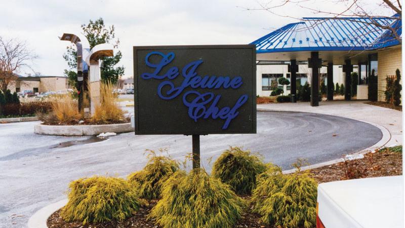 Since 1984, Le Jeune Chef has undergone several changes in appearance, from the recoloring of the original blue roof of the restaurant entrance outside